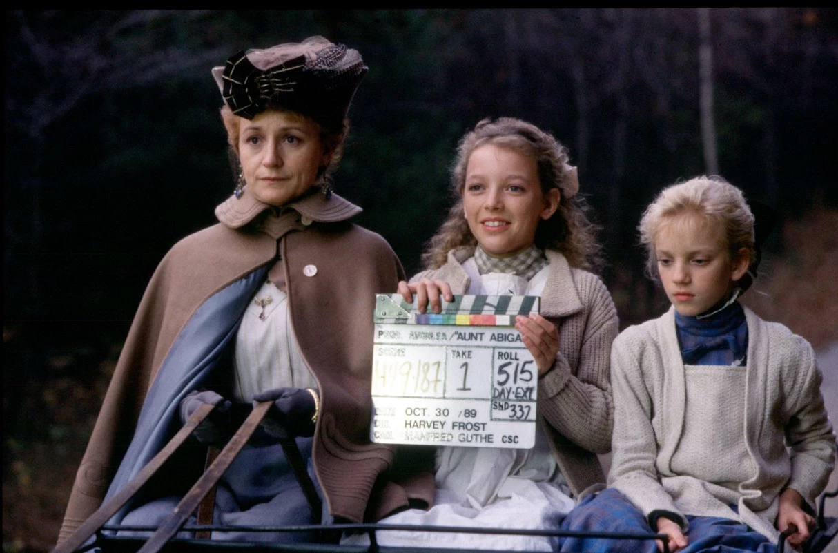 abigail-felicity-sara-kocsikazik-bts Abigail, Felicity és Sara kocsikáznak