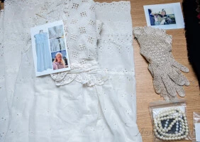 Sara egyik köténye — eredeti kellék