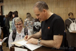 Ágnesnek dedikálok