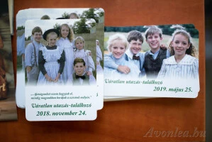 A korábbi és a mostani találkozó emléklapjai