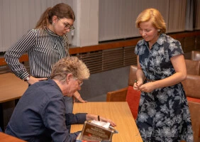 Claire a magyar VU DVD-kiadásra kért autogramot