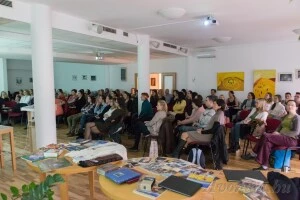 Rajongók néznek közösen egy kulisszák mögötti videót