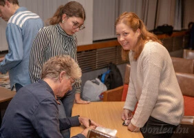 Ildikó vár a dedikálásra