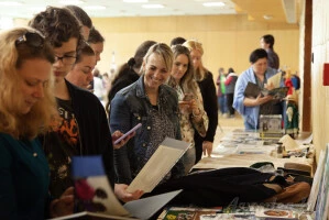 Rajongók nézegetik a kiállított tárgyakat