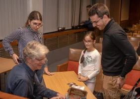 Az egyik fiatal rajongó és apukája, Tomi