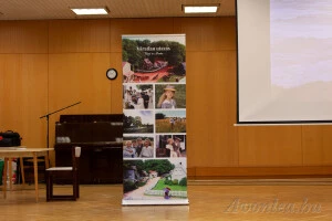 Egy szép rollup díszítette a színpadot