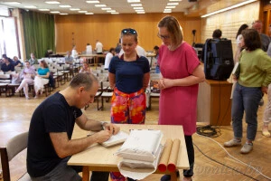 Eszternek és Erikának dedikálok