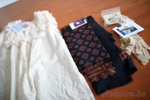 Hivatalos kellékek a sorozatból: Sara köténye, Mrs. Bugle sála, Mrs. Lynde kesztyűje, egy nyaklánc és egy bross