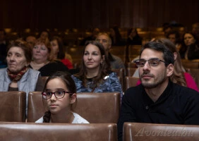 Az egyik fiatal rajongó és az apukája, Tomi