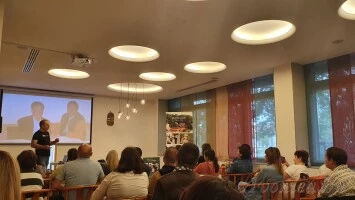 Bobby barátom a háttérben Mickey Mahonennal