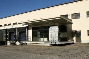 A raktárak kiadó kapujai. A VU DVD-k a szürke ajtón jöttek ki