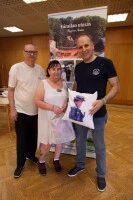 Egy Hetty nénivel és Sarával díszített párnát kaptam tőlük ajándékba