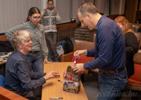 Ajándékcsomaggal kedveskedtem neki