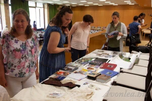 Az első rajongók ismerkednek a kiállított tárgyakkal