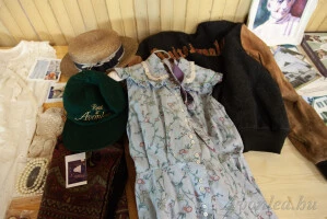 Forgatási kellékek: Hetty néni kalapja, Sara ruhája, stábsapka és stábdzseki