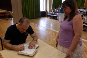 Kingának dedikálok