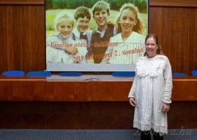 Ildikó Sara kötényével