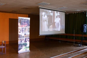 A kezdés előtt, amíg vártunk egy kis vetítés volt