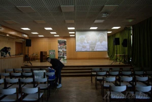 Az előkészületek zajlanak a szinte üres teremben.