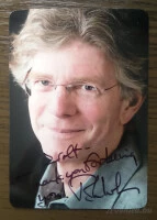 A találkozóra készített emléklap hátsó oldala John dedikálásával