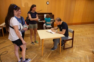 Violának, Johannának és édesanyjuknak, Gyöngyinek dedikálok