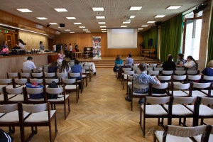 Szállingóznak a rajongók