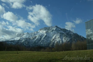 Gyönyörű hegy a gyár szomszédságában