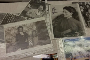 Még fotók, egyes képeken Kevin Sullivan dedikálása látható