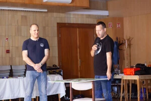 „Örökre megmaradnak a gyerekkor emlékei, az az érzés, amit a hullámok játéka kelt, ahogy a lábujjak alól kimossa a rózsaszín meg ezüst homokszemeket, vissza a tenger mélyére. Olyan nyugalmas volt; valami megfoghatatlan módon a halhatatlanság mutatkozott az árapály váltakozásában, meg az ég és a tenger végtelenjében. Most, ahogy rácsodálkozom ugyanarra a szikrázó víztükörre, tudom, hogy ifjúságunkat sosem hagyjuk el, mindig magunkban hordjuk a szívünk mélyén.”