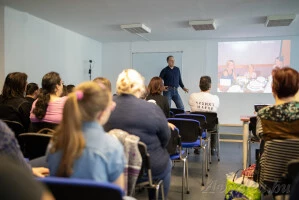 A kép a 2004-es AvConon készült: Harmony Cramp (Cecily) a kislányával kézműveskedik, kalapokat díszít