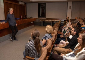 Lili vette át a tolmácsolást