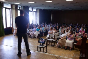 Érdeklődő Váratlan utazás-rajongók előtt