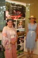 Dóri és Ági korabeli ruhában