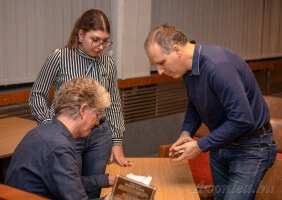 John Welsman dedikálja az emlékkártyámat