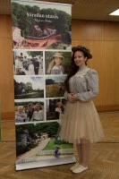 Dia korabeli ruhára hajazó ruhában