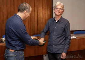 John a sapkából húzta ki a nyerteseket