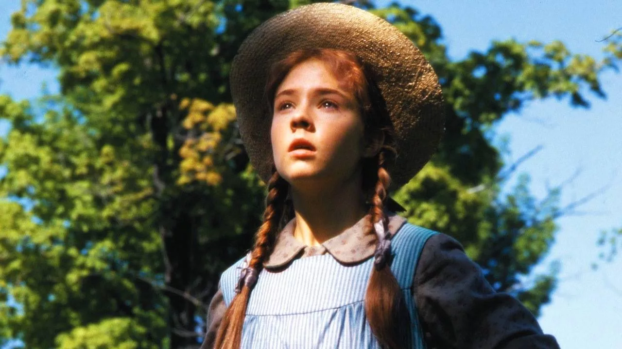 Anne Shirley megérkezik Zöld Oromba és csodálkozva néz a házra