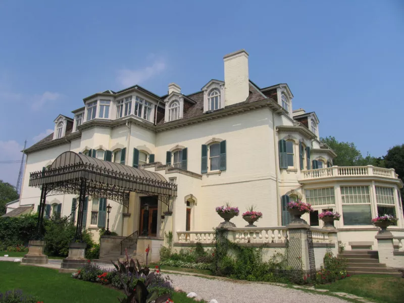 A Spadina House a híres kocsibeállóval