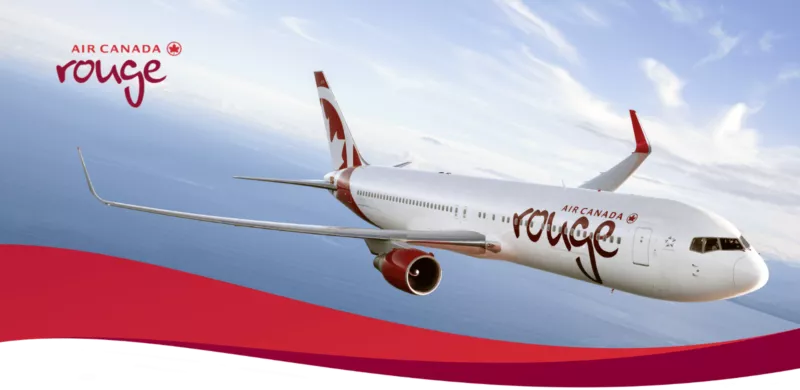 Az Air Canada Rouge repülője repül a levegőben
