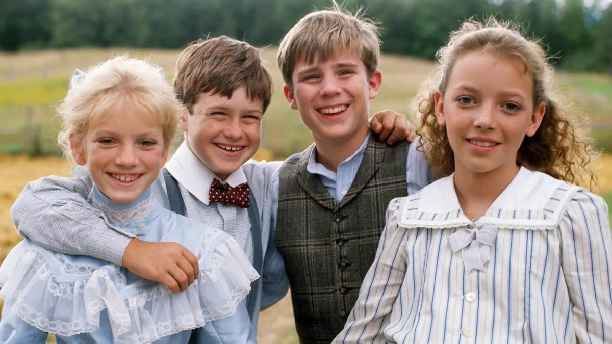 Sara, Felix, Andrew és Felicity mosolyognak egymásba karolva