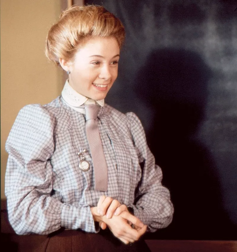 Anne Shirley tanítónőként a táblánál áll