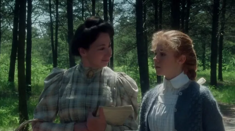 Miss Stacey és Anne Shirley beszélget