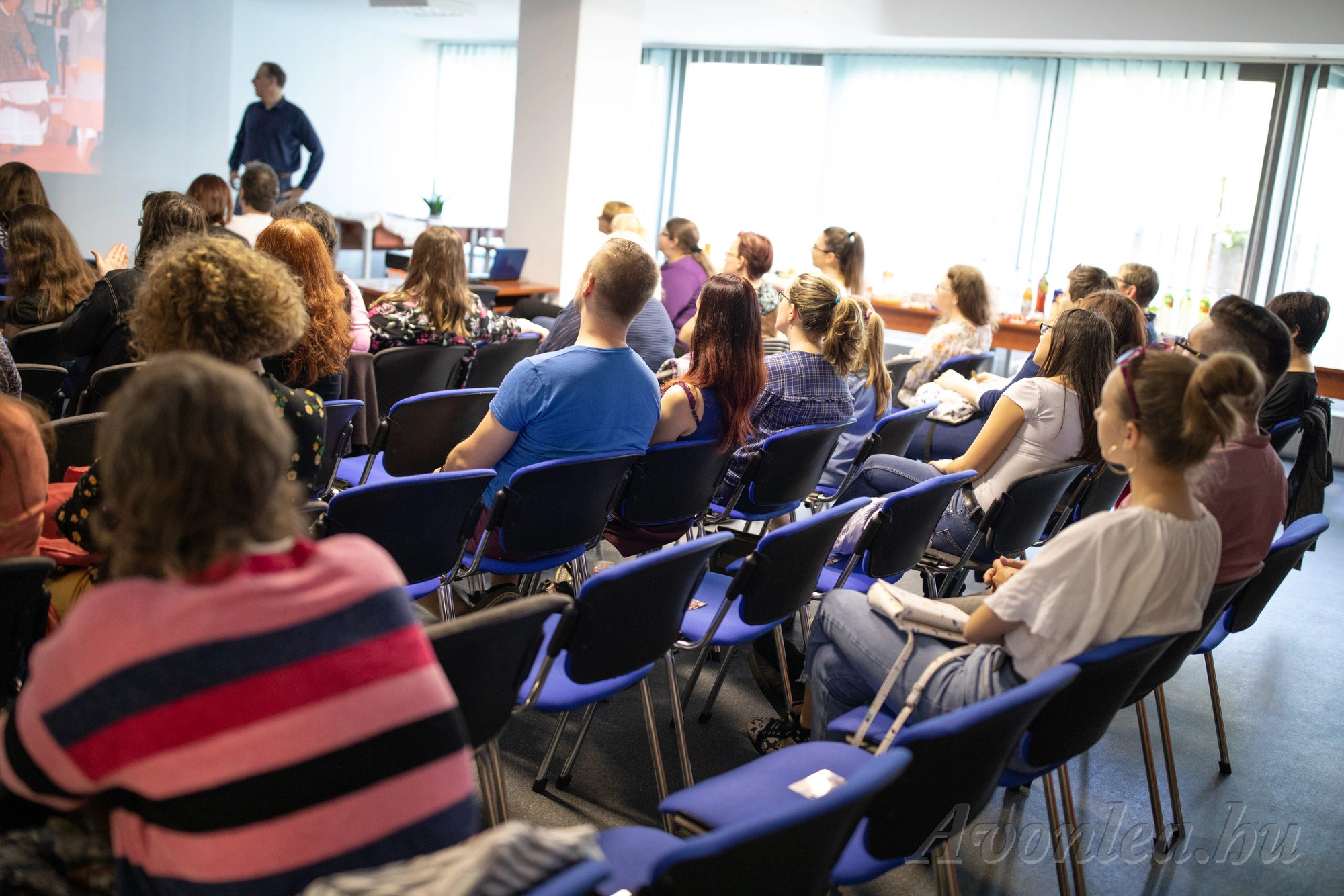 Sorozatrajongók nézik a prezentációt