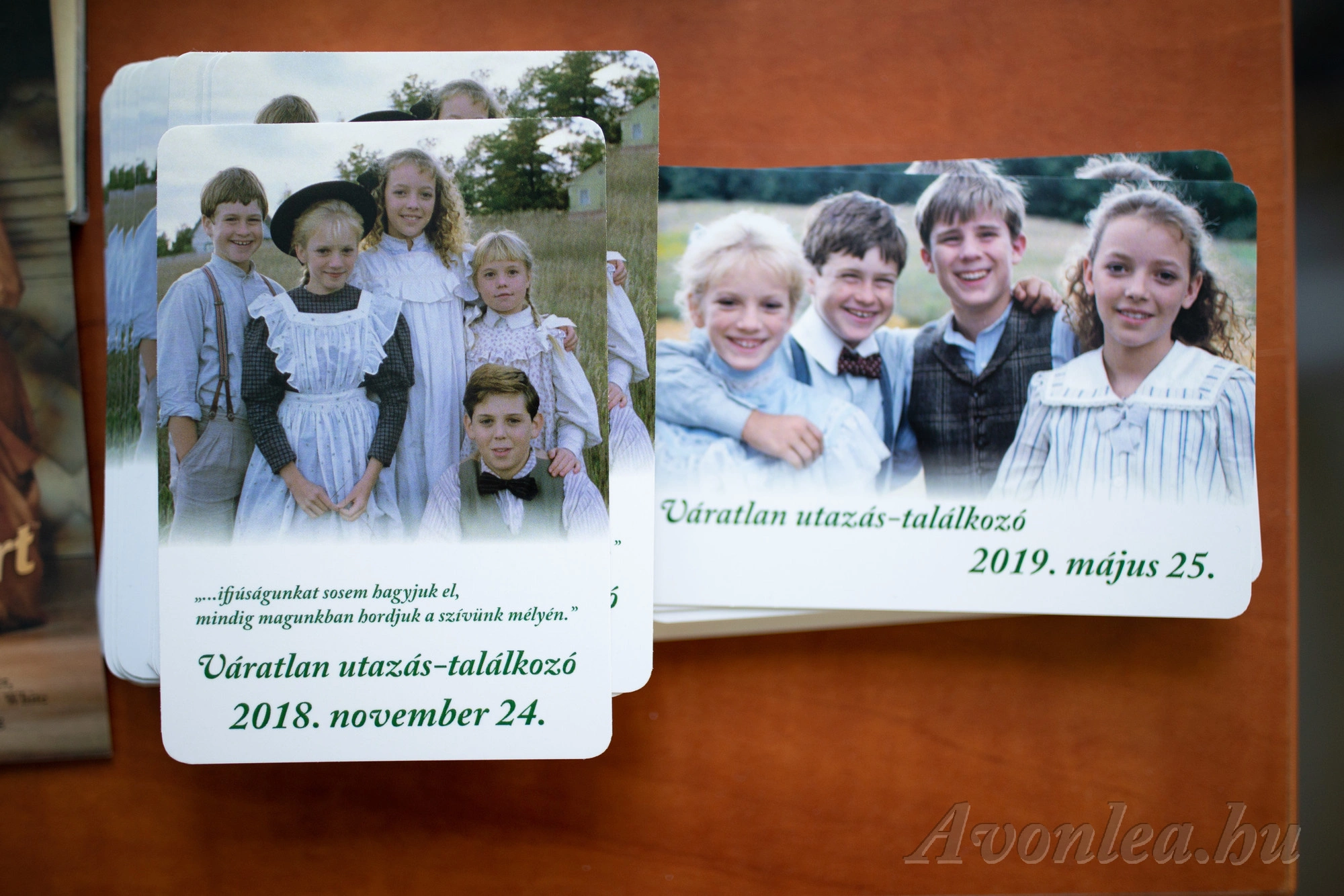 A korábbi és a mostani találkozó emléklapjai