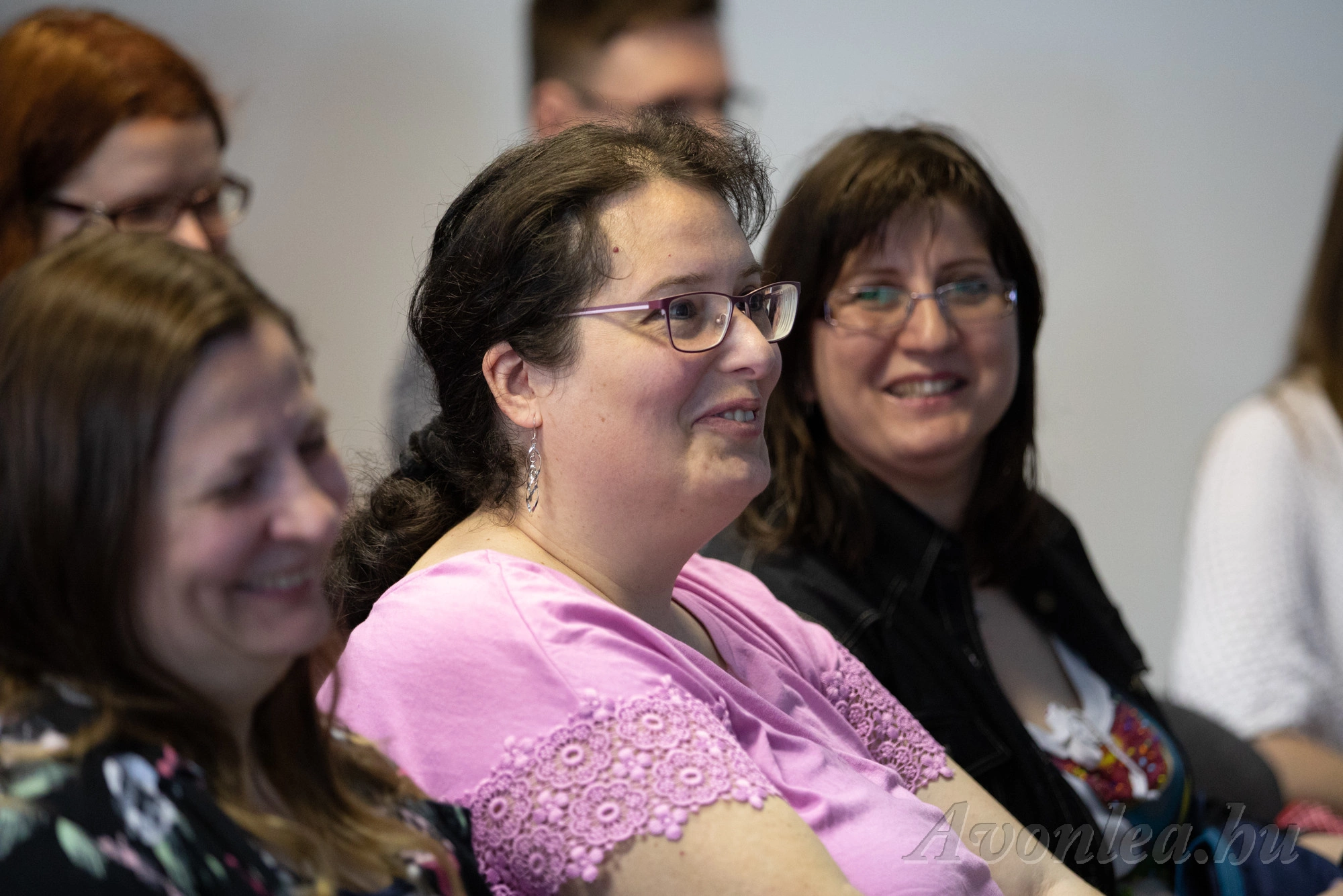 Anikó, Szilvi és Veronika nevetnek