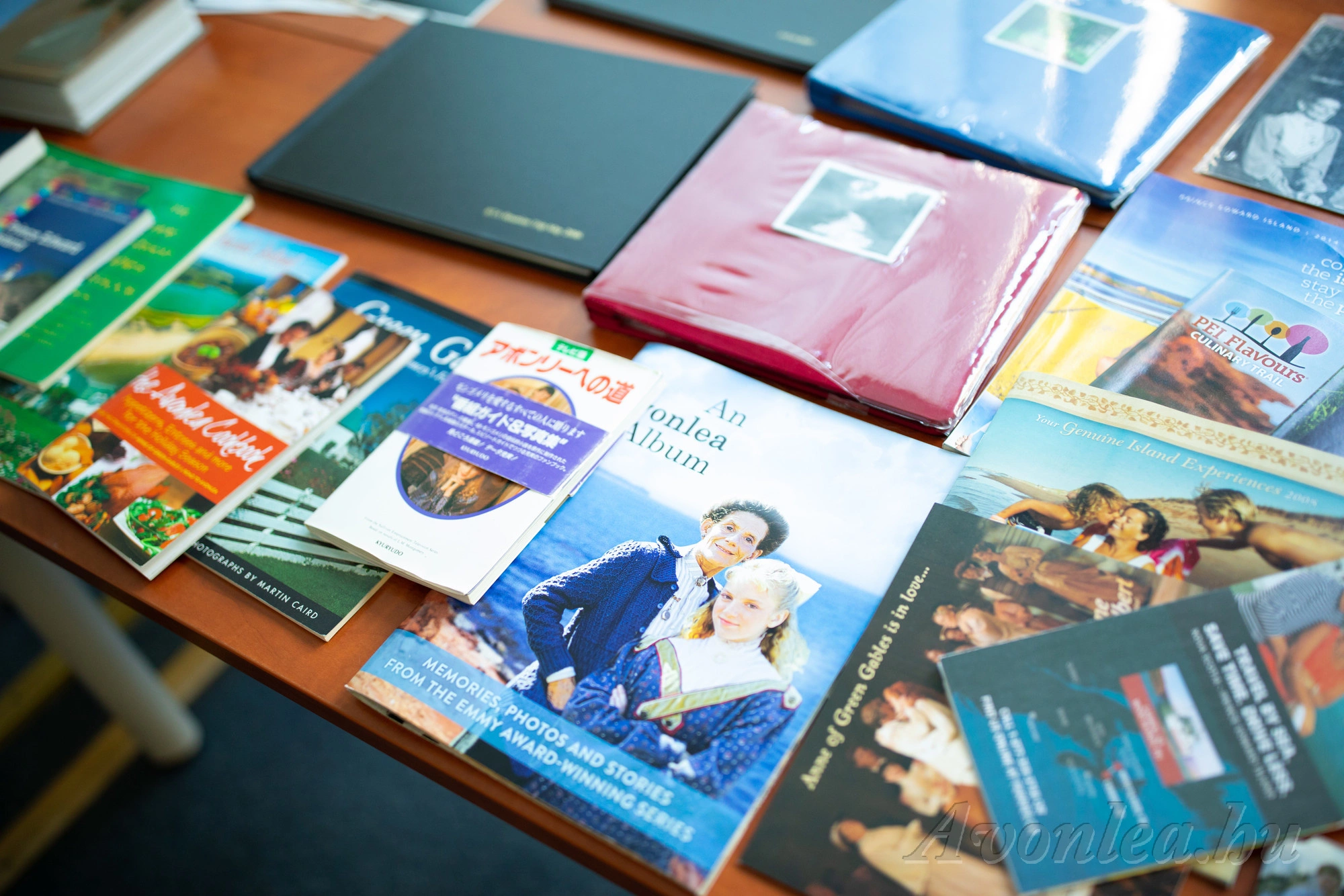 A Váratlan utazáshoz, a Prince Edward-szigethez kapcsolódó könyvek, kiadványok