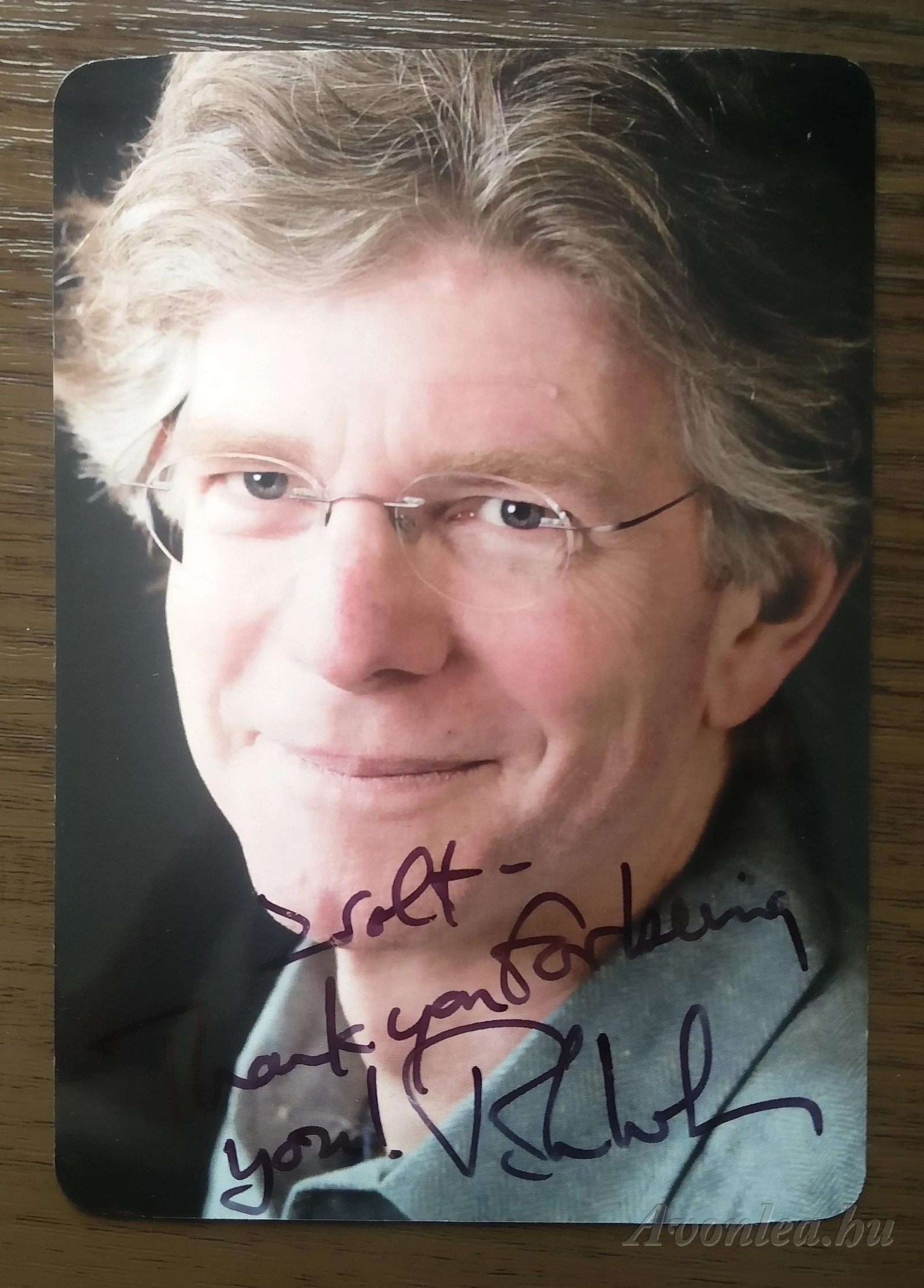 A találkozóra készített emléklap hátsó oldala John dedikálásával