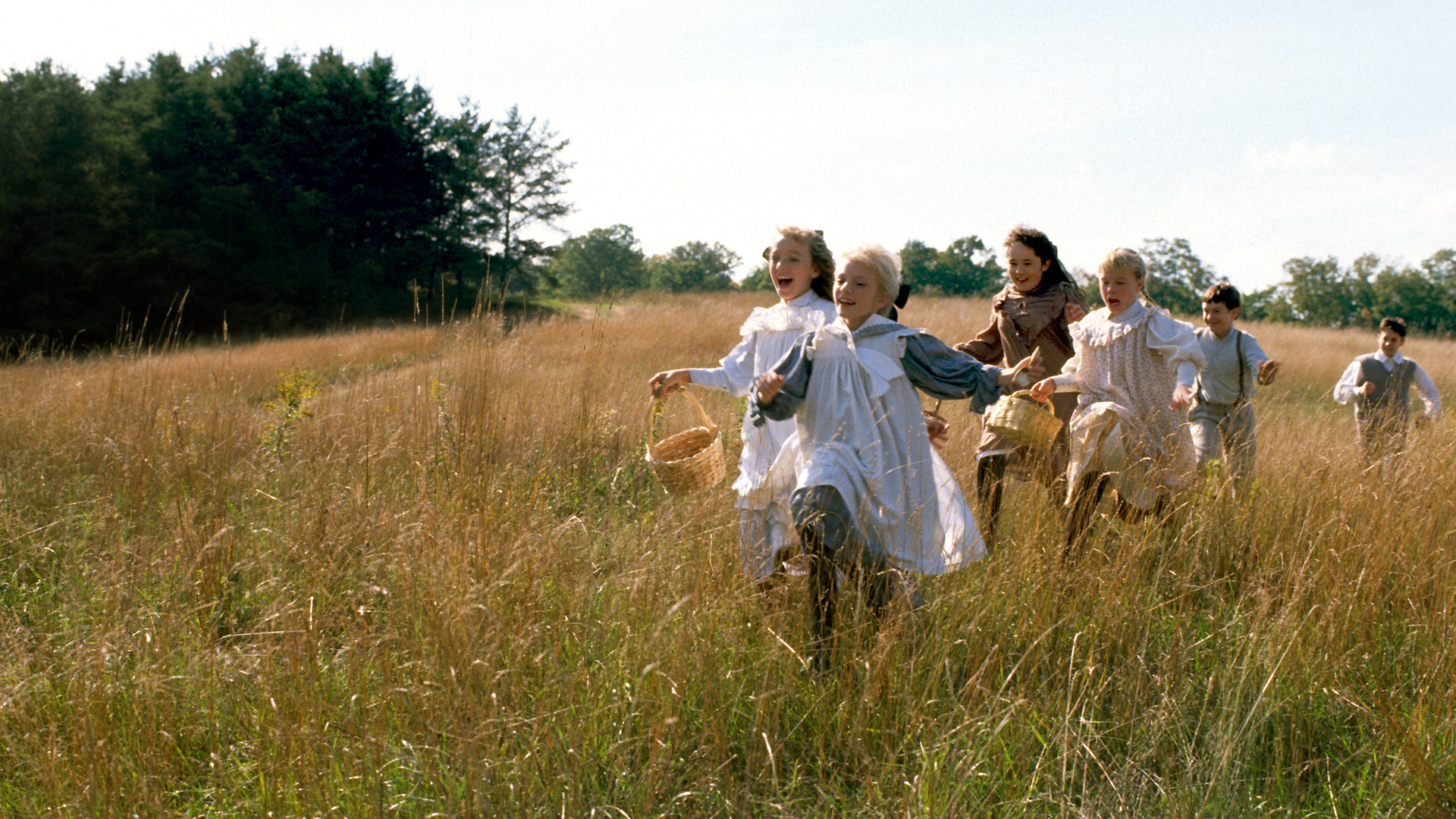Jelenet a Váratlan utazásból, gyerekek futnak a mezőn.
