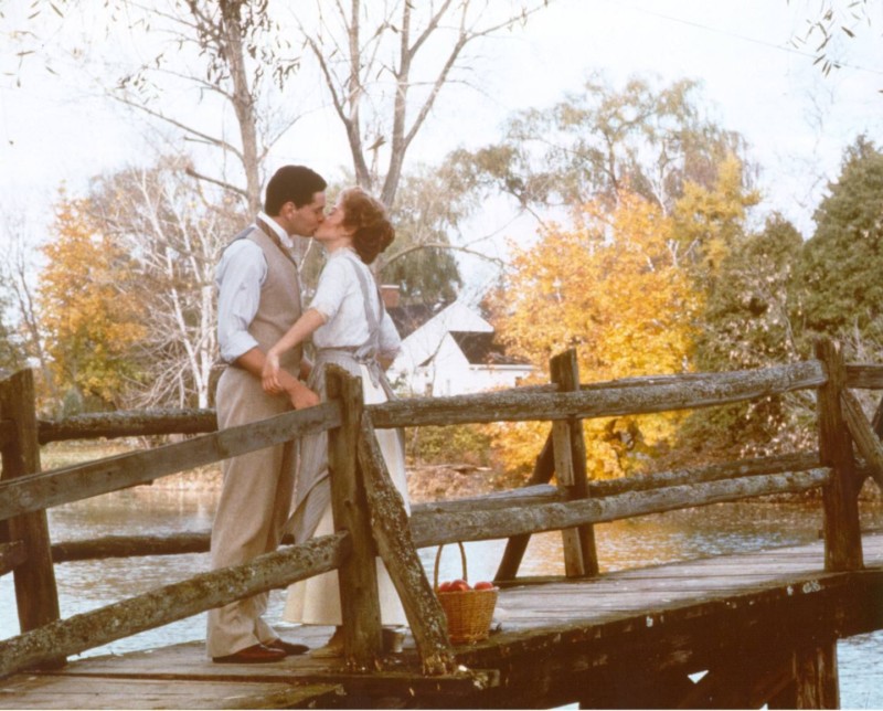 Gilbert és Anne csókolóznak a hídon