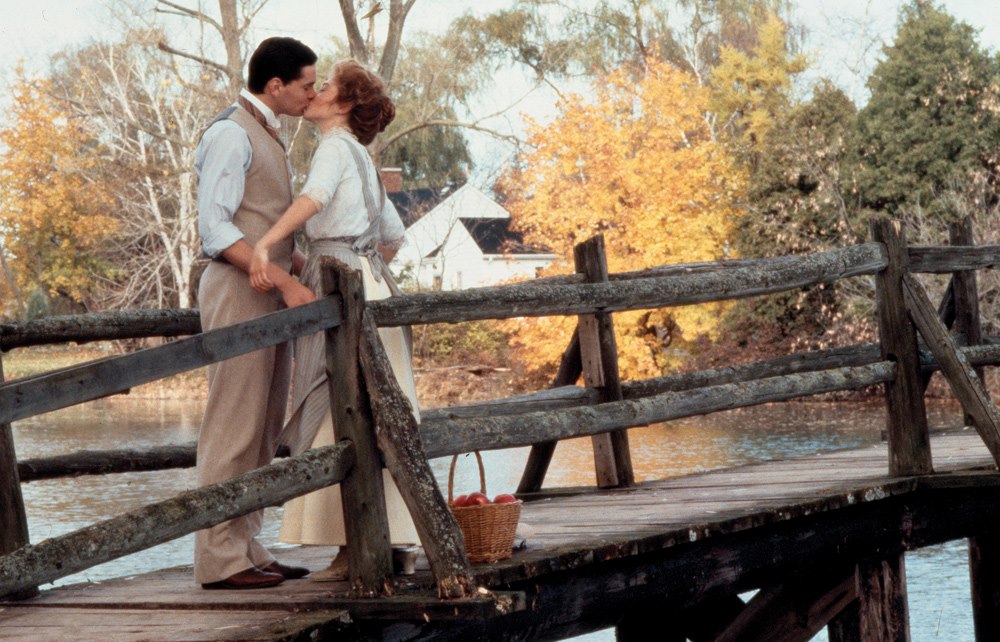 Gilbert és Anne csókolóznak a hídon
